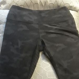 Scorpio Sol Black Camo Capri Leggings